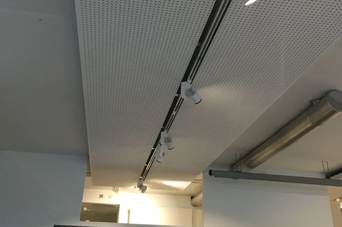 Dettaglio installazione pannelli insonorizzanti presso show room VF, Dusseldorf (Germania)