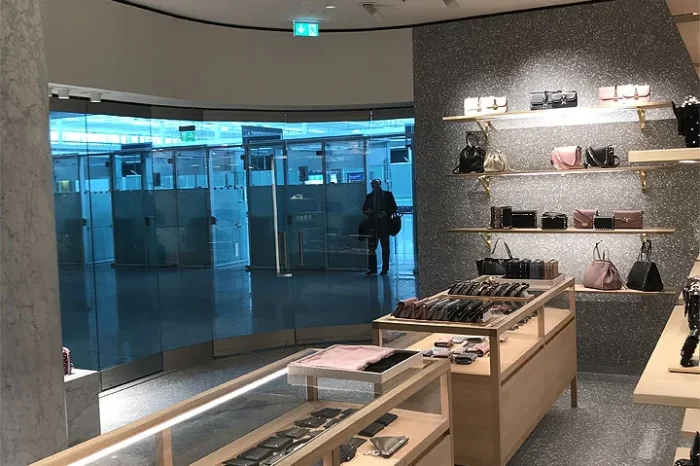 VALENTINO, Aeroporto Monaco di Baviera (Germania) 6